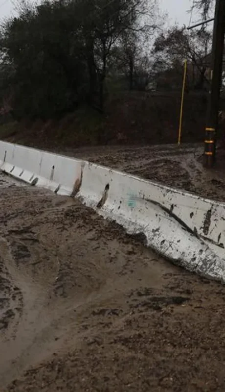 El clima extremo deja una estela de destrucción en EE. UU. con 9 muertos y miles sin luz.