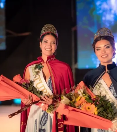 Julieta Renzi, luego de recibir los atributos.