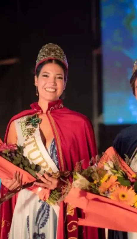 Julieta Renzi, luego de recibir los atributos.