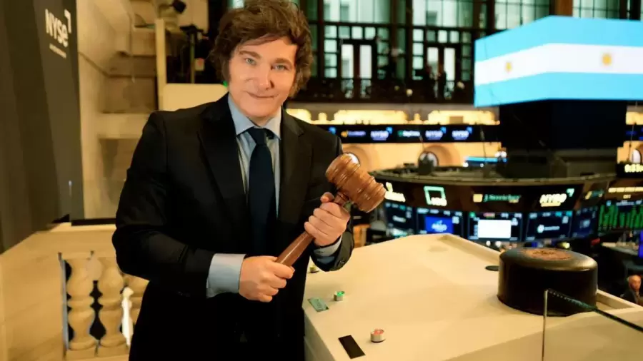 El presidente se reunió con Steve Daines, senador republicano, tras la polémica abierta por la promoción de la moneda $LIBRA.