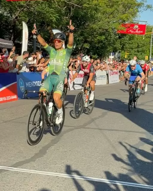 Leo Cobarrubia luego de imponerse en la etapa del Sur