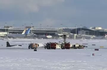 Canadá: así terminó el avión que volcó mientras aterrizada en la nieve