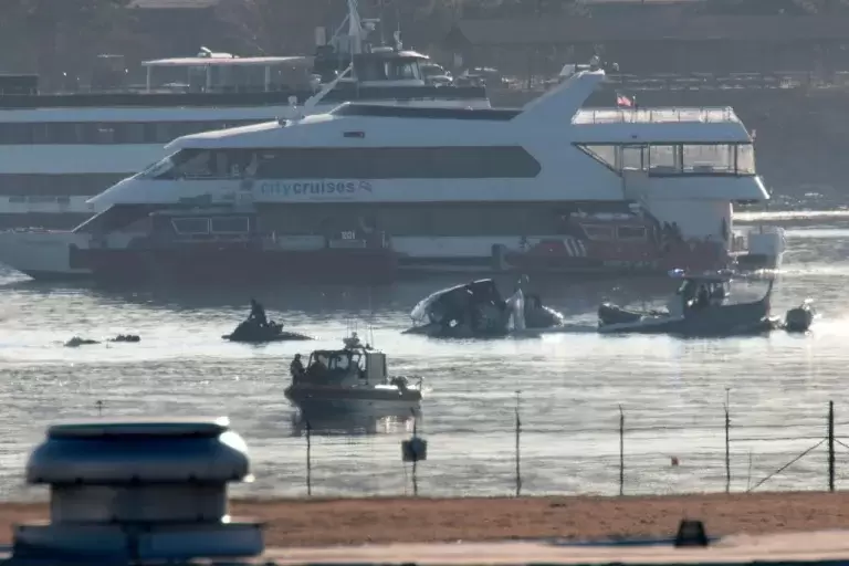 Los buzos buscaron en todas las áreas accesibles del sitio del accidente en el río en Washington.