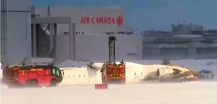 Avión volcó durante el aterrizaje y hubo 17 heridos.