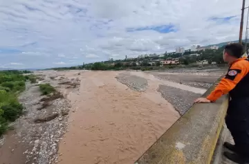 Horas de incertidumbre por una niña arrastrada por la crecida del río Grande