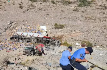 Volcaron un camión y un automóvil y un tercer rodado fue chocado en alta montaña