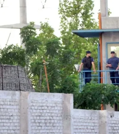 Nuevo altercado en el exCOSE: operarios heridos, colchones quemados. Violencia diaria.