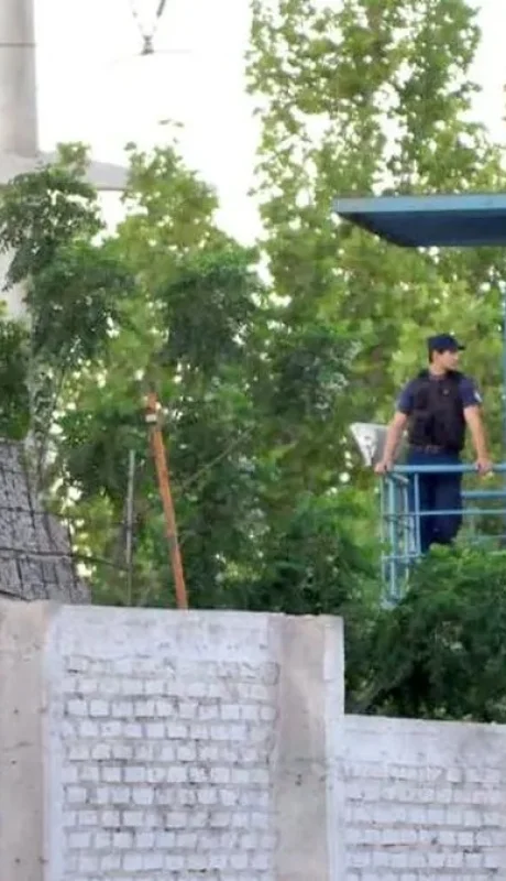 Nuevo altercado en el exCOSE: operarios heridos, colchones quemados. Violencia diaria.