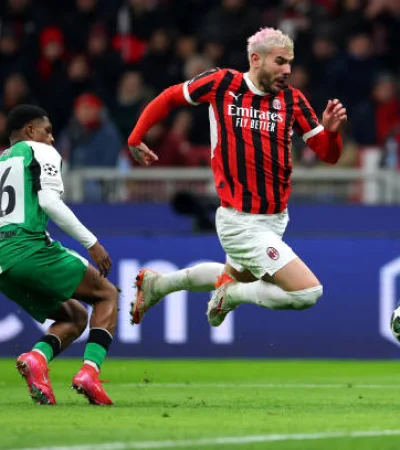 Theo Hernández se tira en el área y el árbitro decide expulsarlo