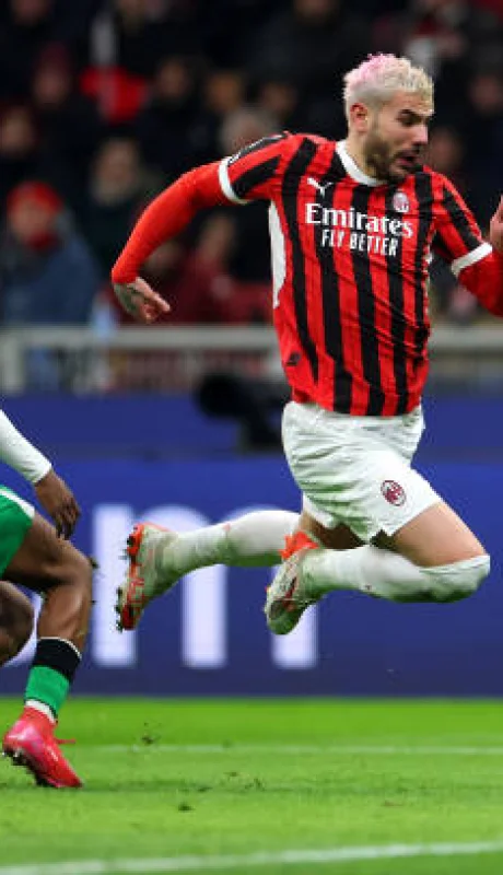 Theo Hernández se tira en el área y el árbitro decide expulsarlo