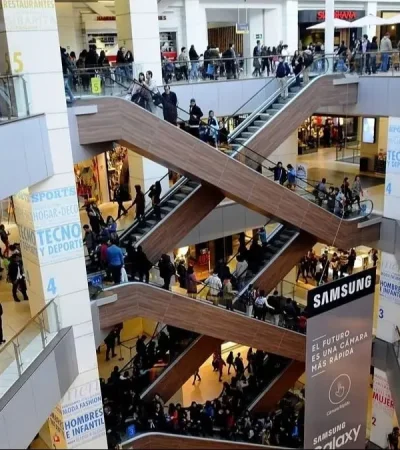 Los centros comerciales de Chile, repletos de argentinos.
