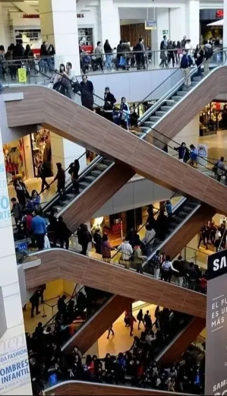 Los centros comerciales de Chile, repletos de argentinos.