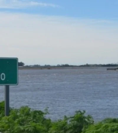 El cuerpo fue hallado en las aguas del Río Salado.