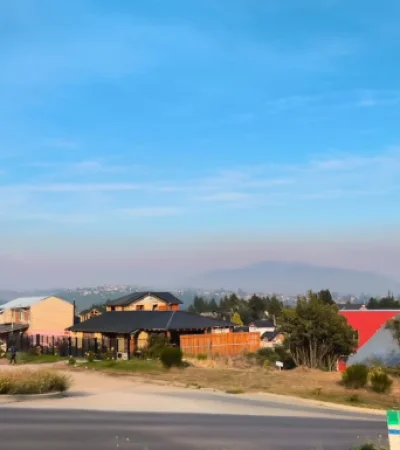 Desde la persepectiva se pudo observar a la Ciudad de Bariloche con una densa columna de humo en el fondo.