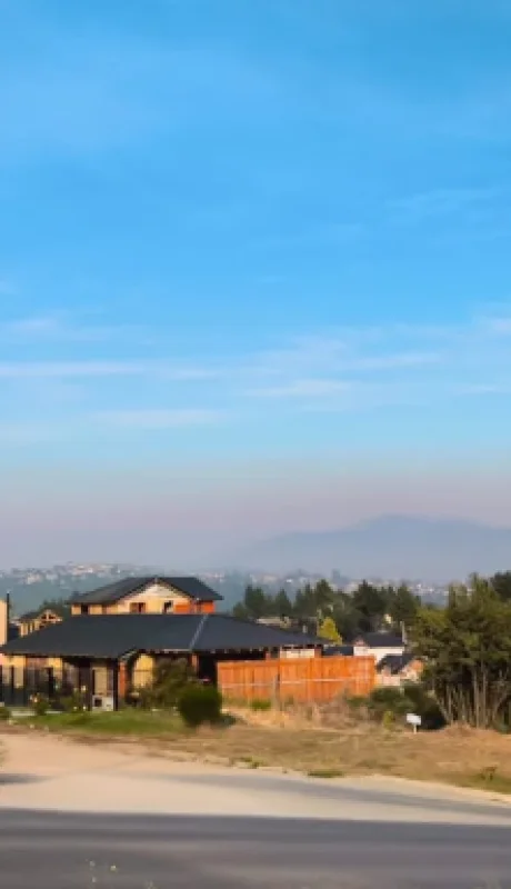 Desde la persepectiva se pudo observar a la Ciudad de Bariloche con una densa columna de humo en el fondo.