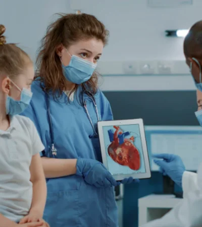 El diagnóstico oportuno brinda la posibilidad de ofrecer apoyo emocional y psicológico a los padres y familiares del niño o la niña afectados.