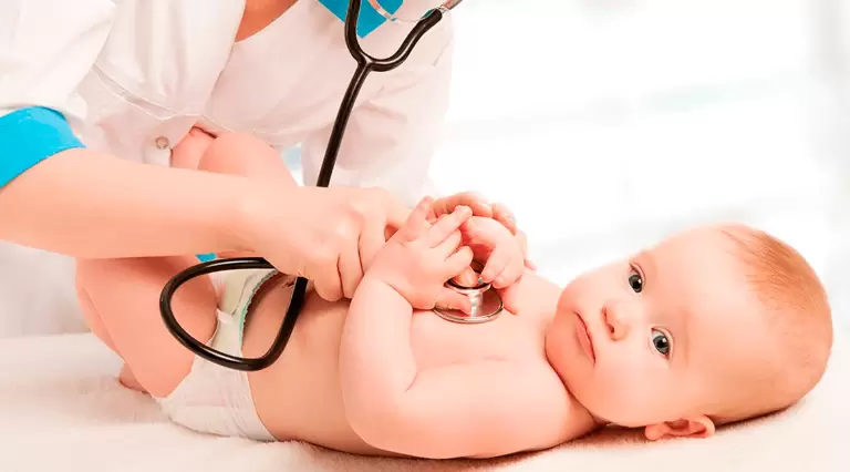 Las cardiopatías congénitas ocurren cuando el corazón o los vasos sanguíneos no se forman correctamente en el útero .