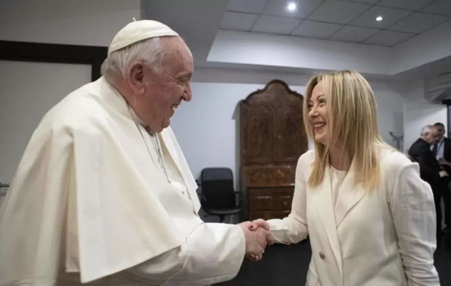 Giorgia Meloni visitó al Papa en el Policlínico Gemelli de Roma.