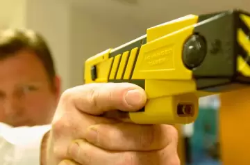 Armas no letales: la seguridad privada en alerta por falta de consulta sobre la ley