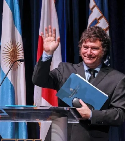 Javier Milei viajó en compañía de Luis Caputo, Manuel Adorni y Karina Milei.