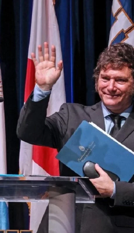 Javier Milei viajó en compañía de Luis Caputo, Manuel Adorni y Karina Milei.