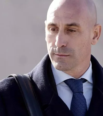 Rubiales, fue atacado durante la presentación de su libro.