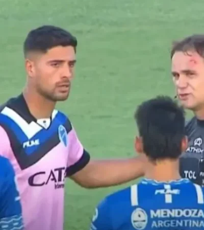 Momento en el que un hincha de Godoy Cruz Antonio Tomba produjo una lesión en el rostro del juez de línea en el partido ante Talleres de Córdoba.