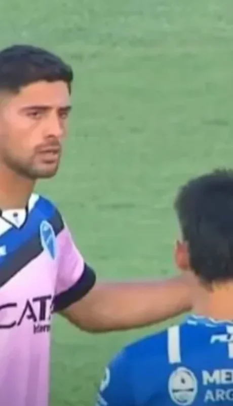 Momento en el que un hincha de Godoy Cruz Antonio Tomba produjo una lesión en el rostro del juez de línea en el partido ante Talleres de Córdoba.