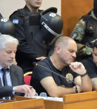 El acusado insultó a los magistrados y fue retirado de la sala.