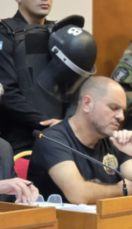 El acusado insultó a los magistrados y fue retirado de la sala.