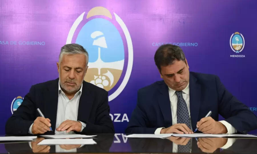 Alfredo Cornejo y Lisandro Catalán durante la firma del convenio para la mejora del Paso Internacional Cristo Redentor.