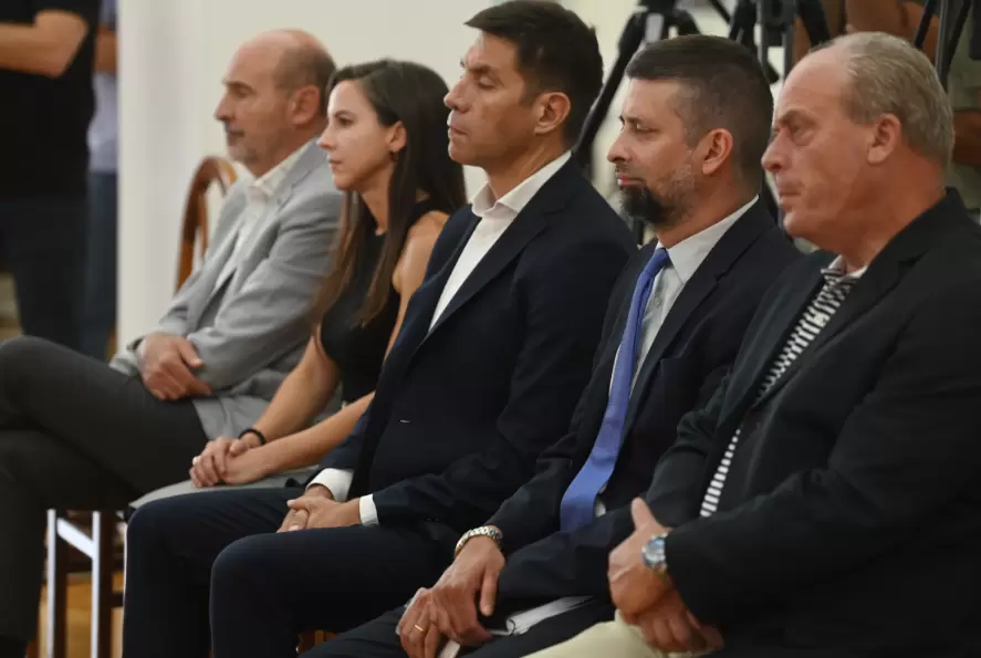 Justo en el medio de la primera fila, Facundo Correa Llano, titular de La Libertad Avanza, LLA, uno de los invitados especiales al acto.