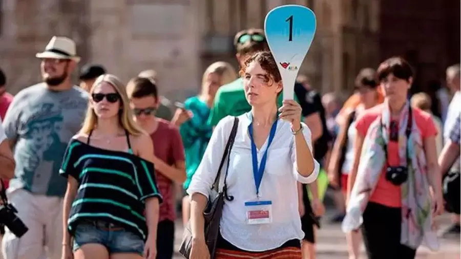 El trabajo de un guía de turismo fomenta los entornos culturales y naturales.