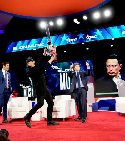 Elon Musk disfrutando la motosierra regalada por Milei/