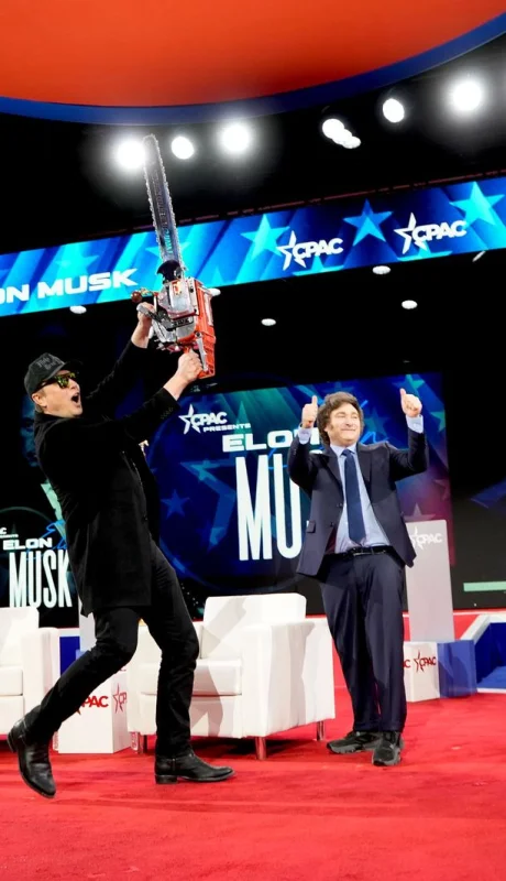 Elon Musk disfrutando la motosierra regalada por Milei/