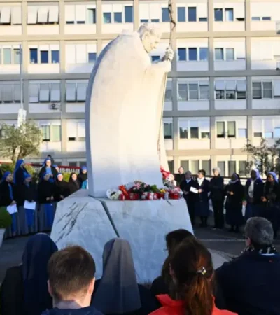 Religiosos y laicos rezan por la salud de Francisco
