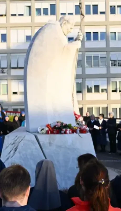 Religiosos y laicos rezan por la salud de Francisco