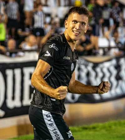 Lencione festeja lo que será el gol del triunfo del Lobo
