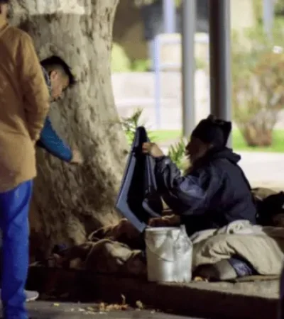 Le robaron las muletas a un hombre en situación de calle.