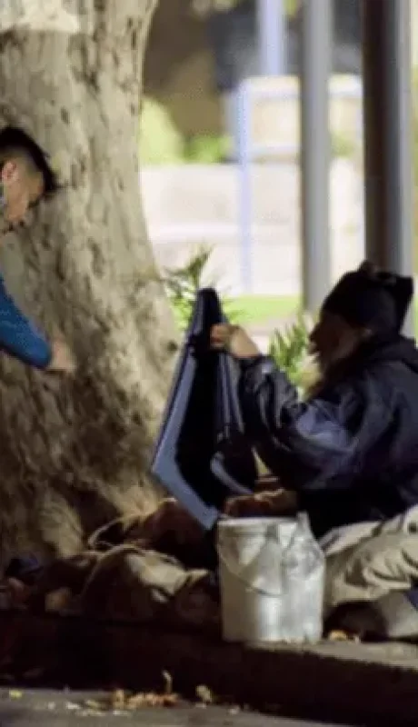 Le robaron las muletas a un hombre en situación de calle.