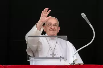 El Papa Francisco mostró una "ligera mejoría", indicó el nuevo parte médico
