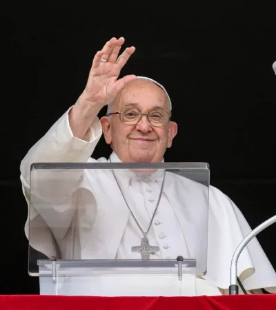 El Papa Francisco esta un poco mejor/