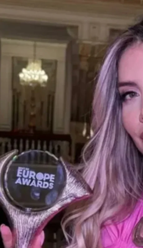 Wanda Nara muestra la distinción que recibió, cerca andaban la China Suárez e Icardi.