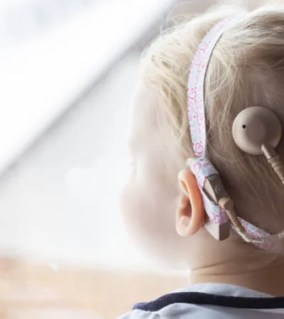 Cuando la pérdida auditiva es grave como para afectar la capacidad para comunicarse eficazmente, se puede considerar un implante coclear.