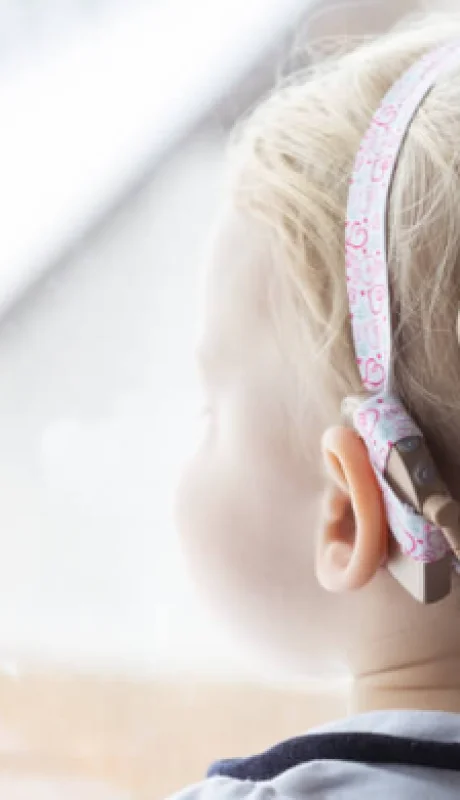 Cuando la pérdida auditiva es grave como para afectar la capacidad para comunicarse eficazmente, se puede considerar un implante coclear.