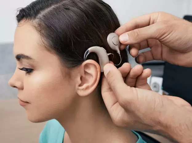 Hay varios tipos de implantes cocleares disponibles, pero los más comunes son los que utilizan electrodos para estimular el nervio auditivo.