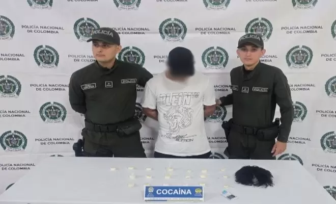 El capturado ocultaba 19 cápsulas de cocaína camufladas en la peluca.