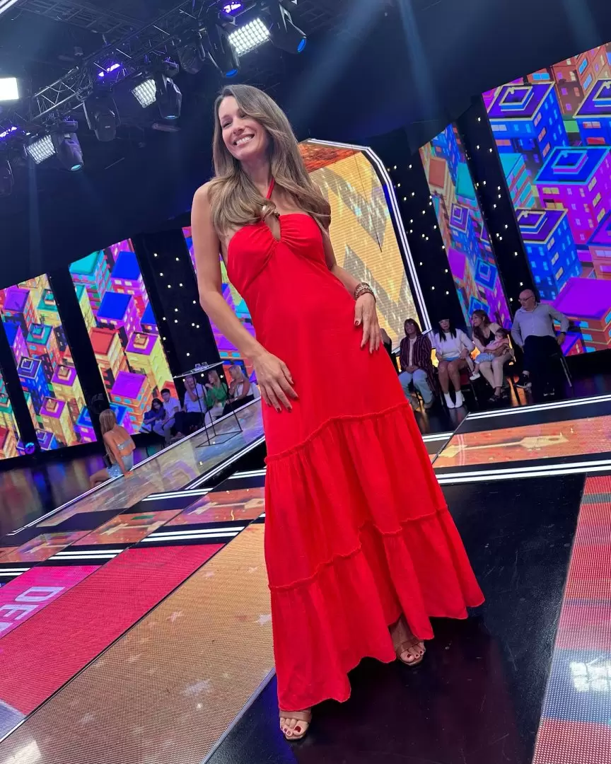 Pampita es jurado en Los 8 Escalones.