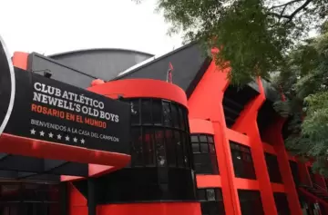 Tensión en Newell's: hinchas tomaron el club y exigen la renuncia de Astore