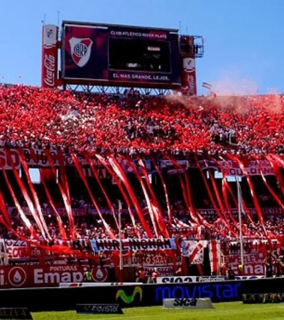 Los hinchas de River festejan.